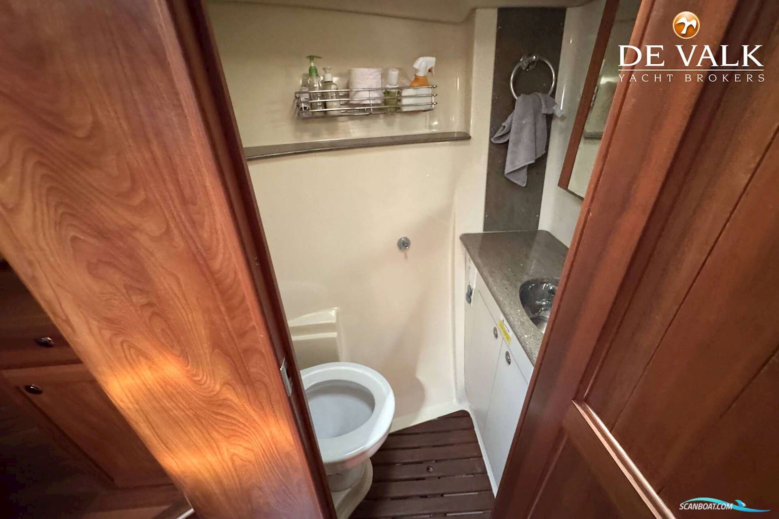 Hunter 50 Center Cockpit