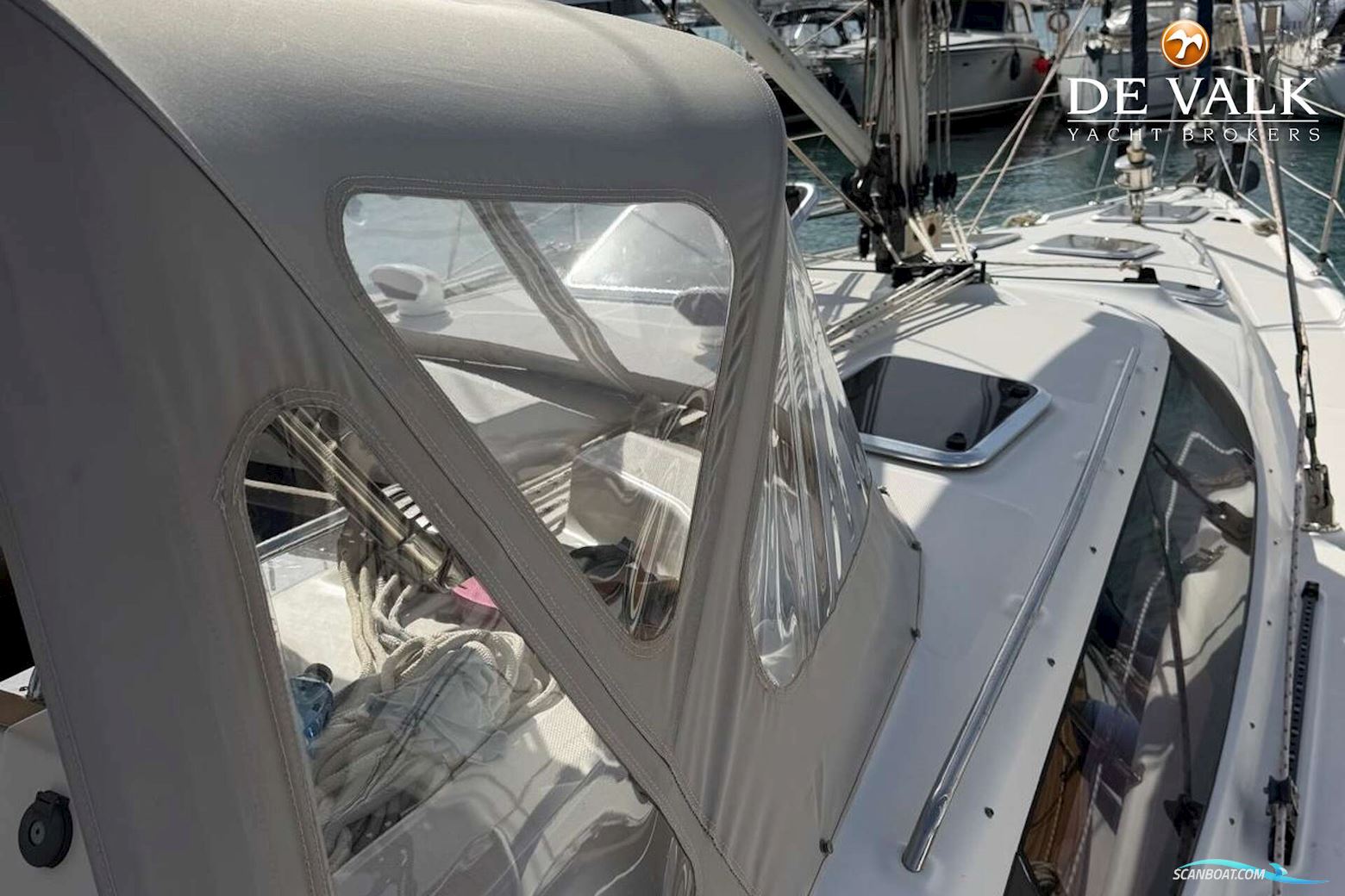 Hunter 50 Center Cockpit