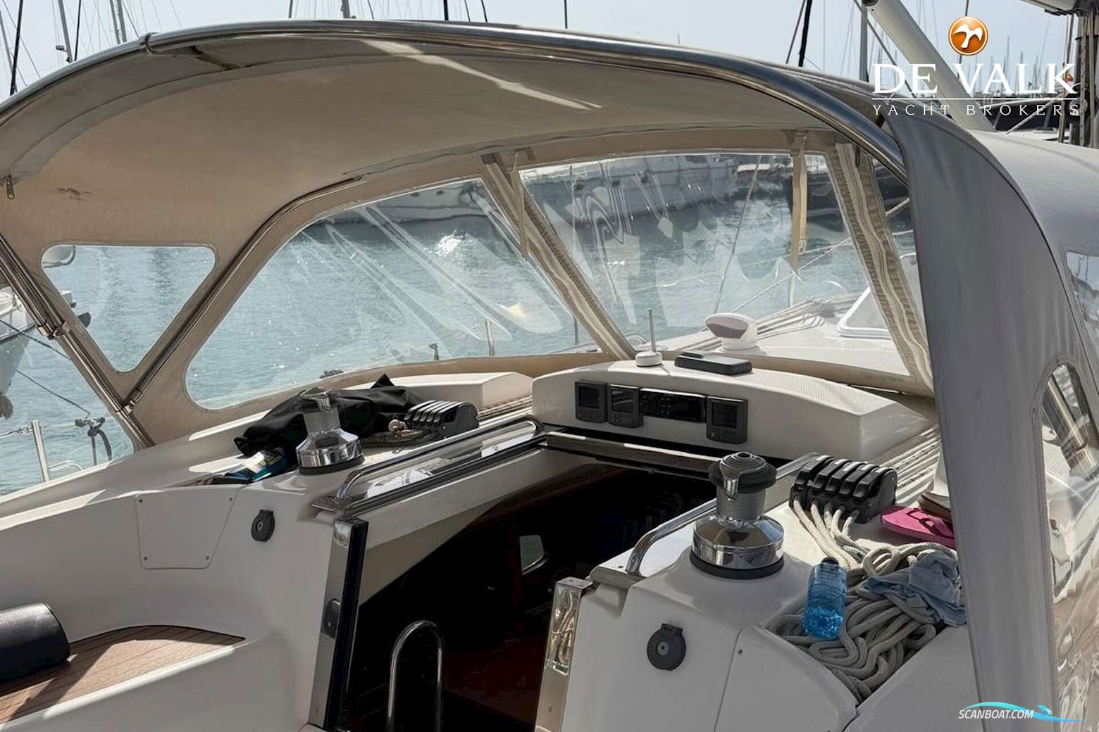 Hunter 50 Center Cockpit