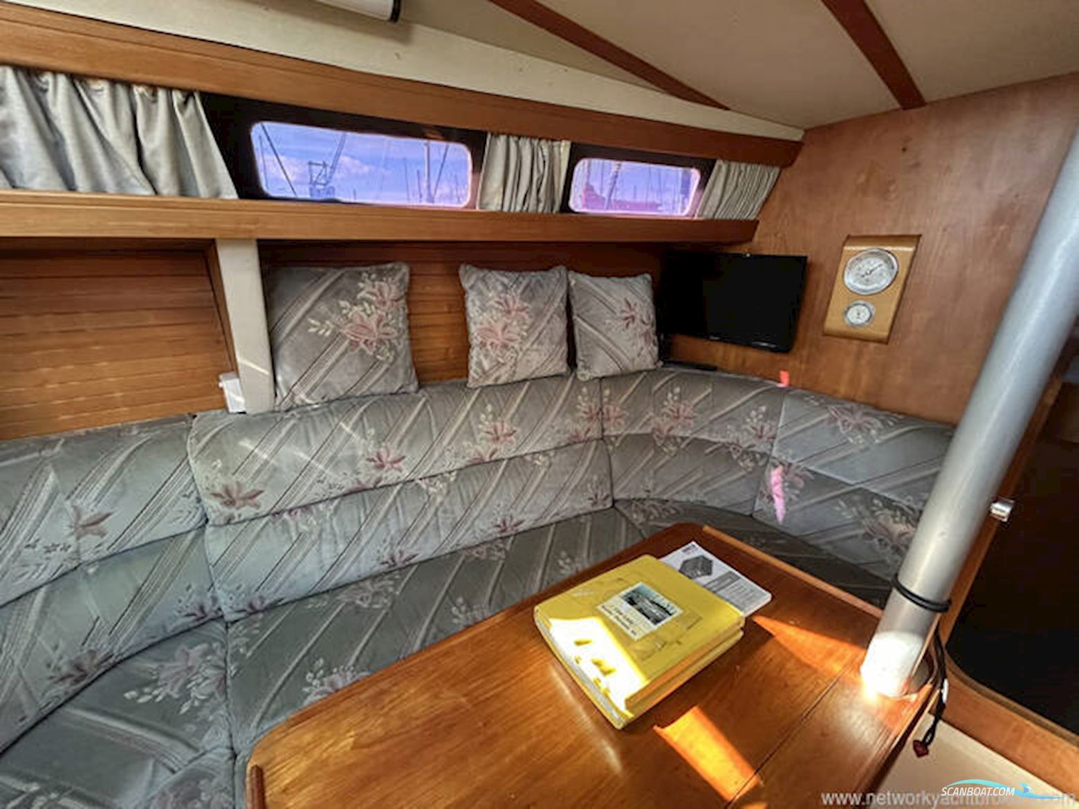 Hunter Horizon 32 Wheelhouse