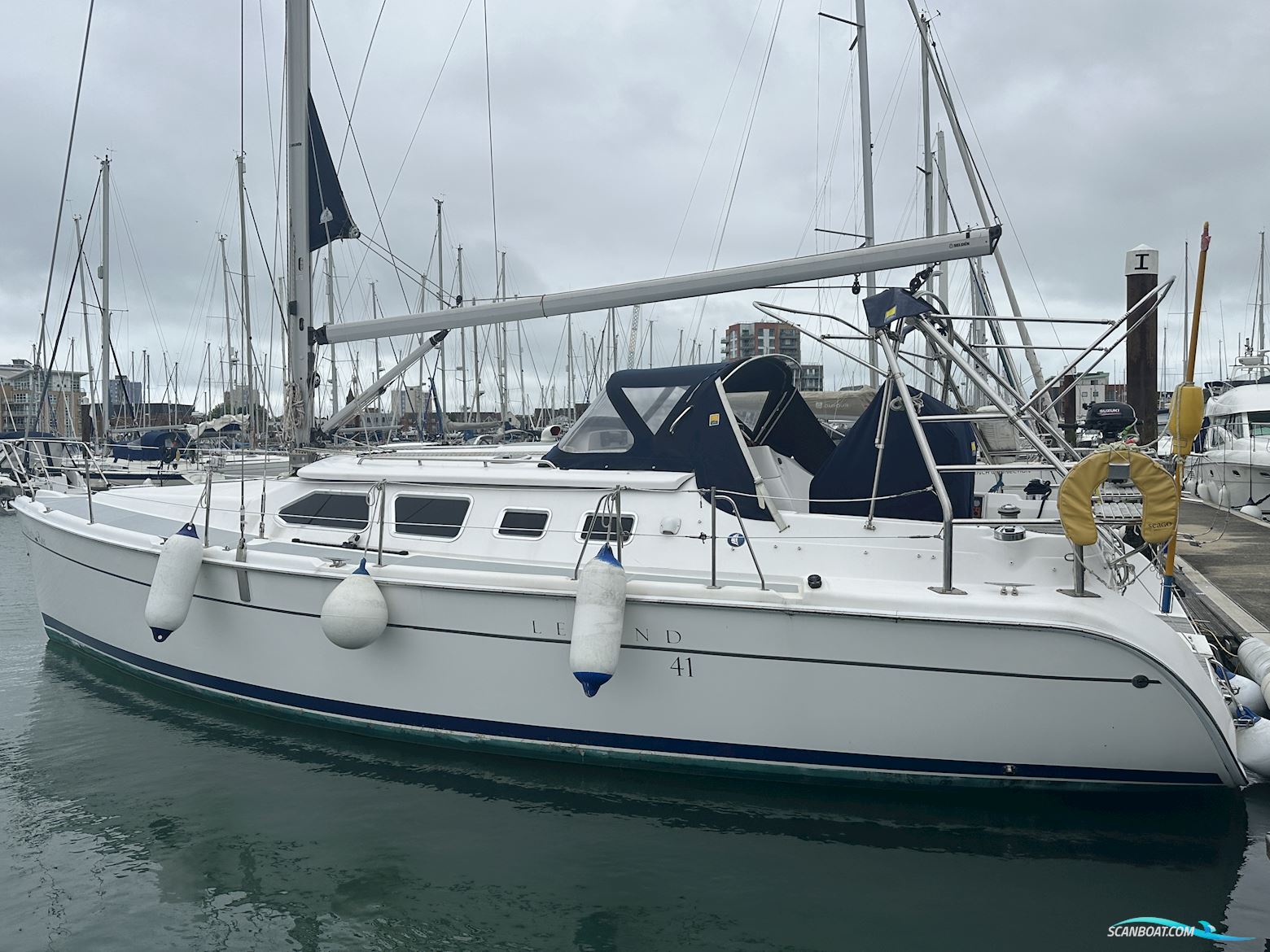 Hunter Legend 41 Deck Saloon