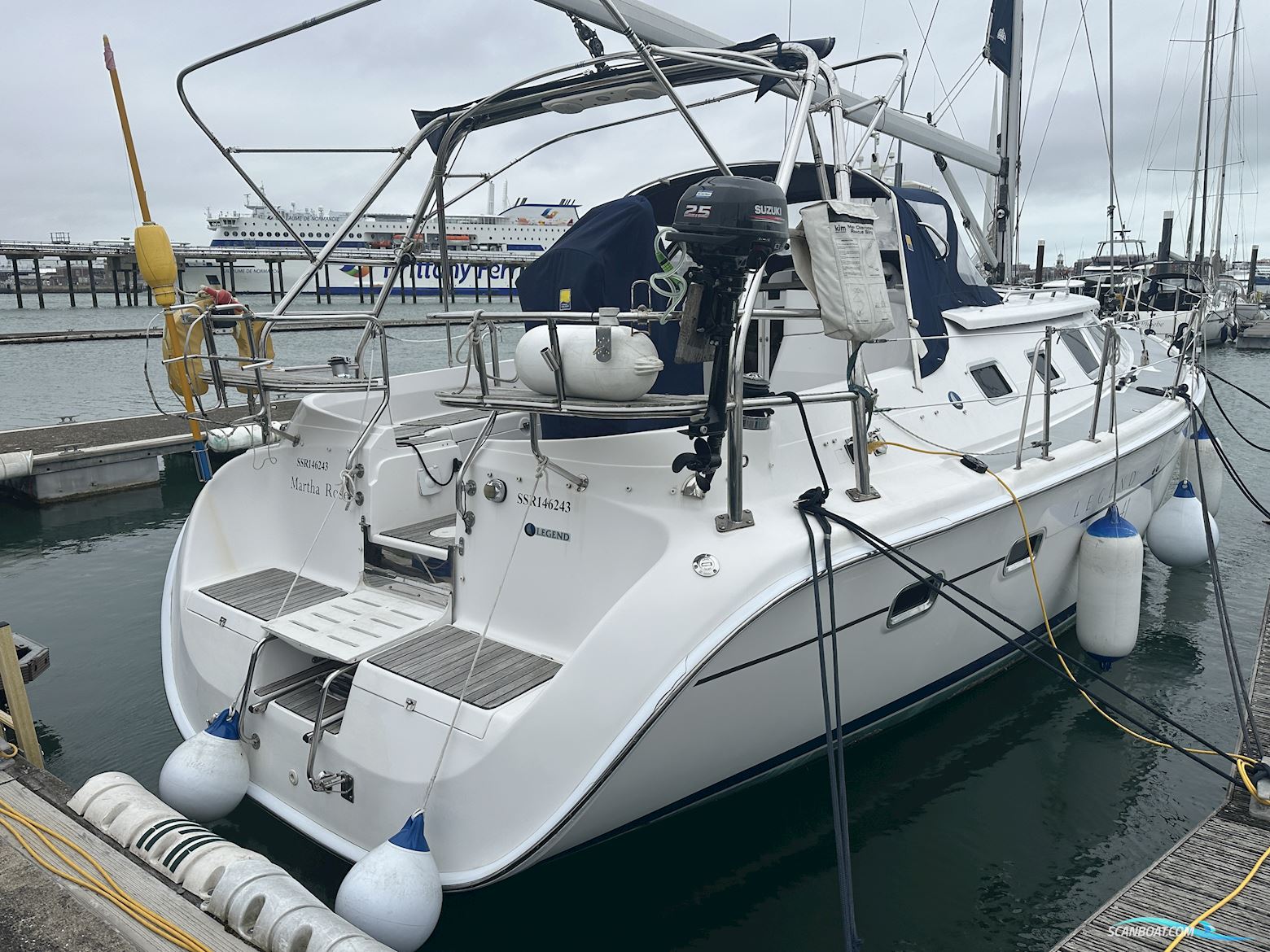 Hunter Legend 41 Deck Saloon