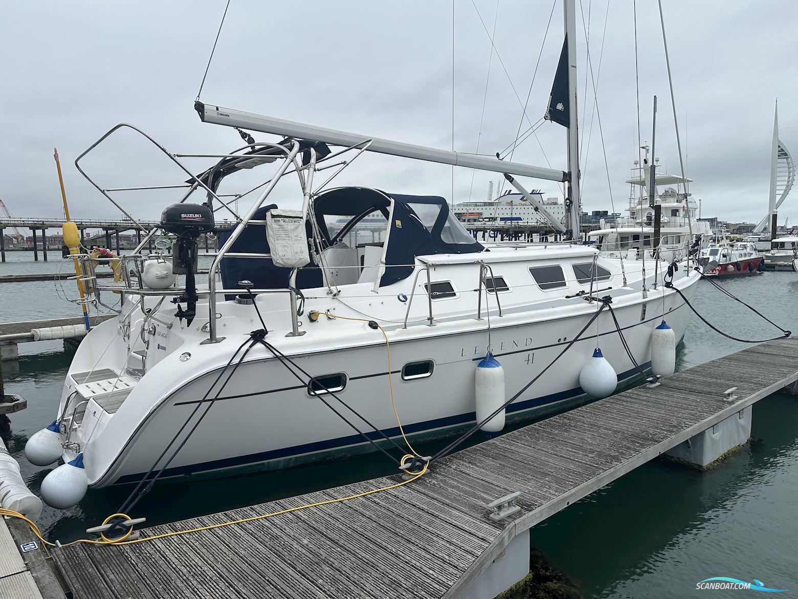 Hunter Legend 41 Deck Saloon