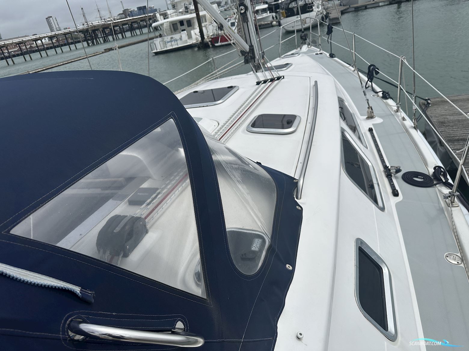 Hunter Legend 41 Deck Saloon