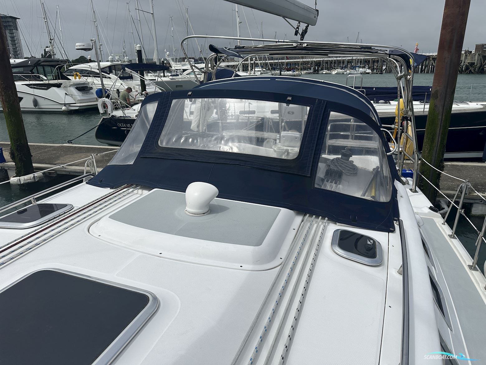 Hunter Legend 41 Deck Saloon