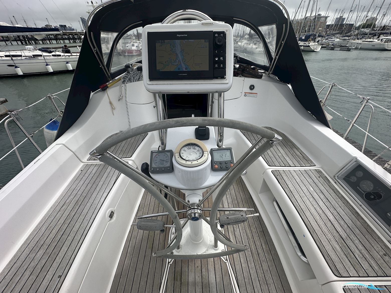 Hunter Legend 41 Deck Saloon