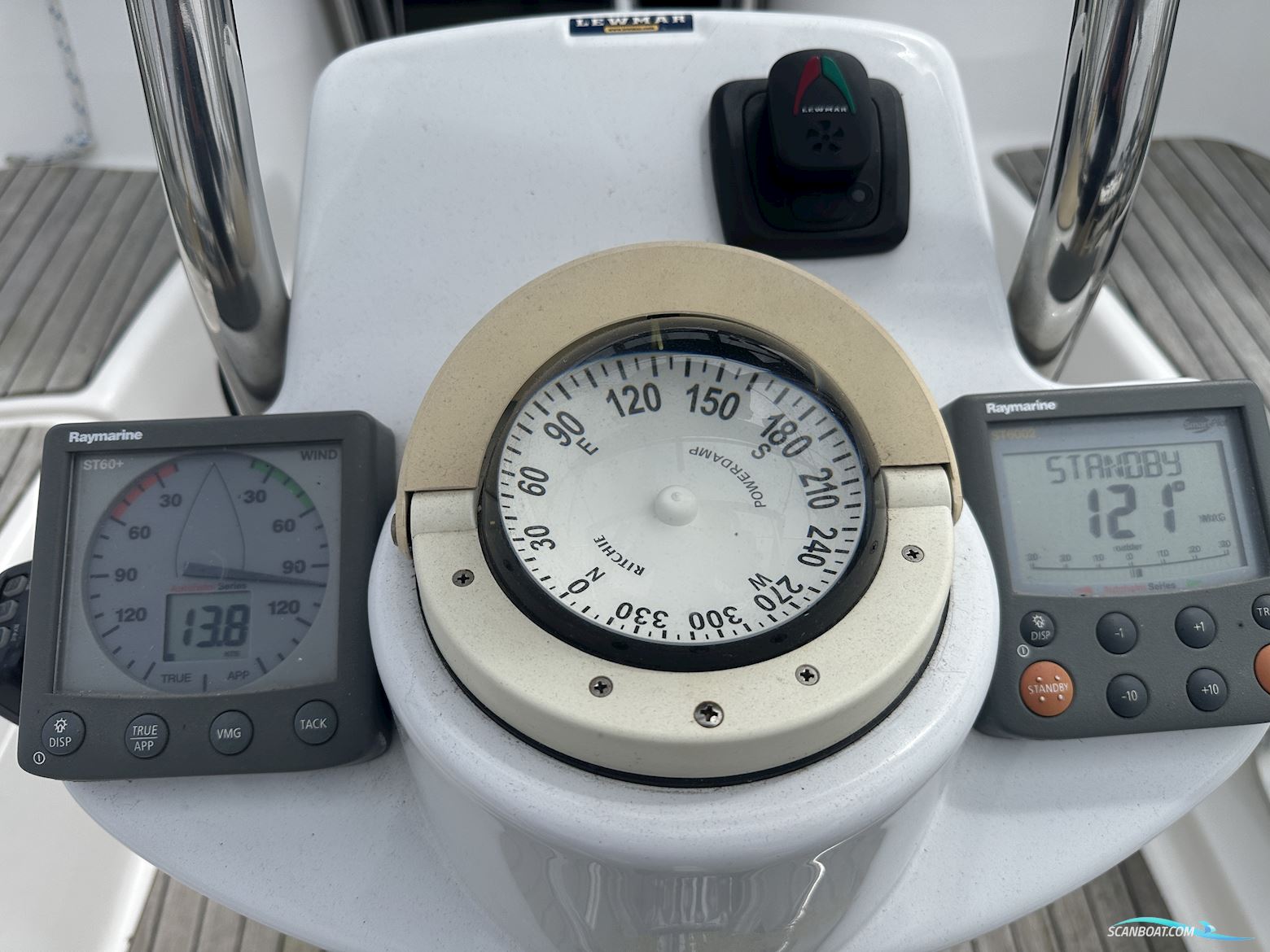 Hunter Legend 41 Deck Saloon