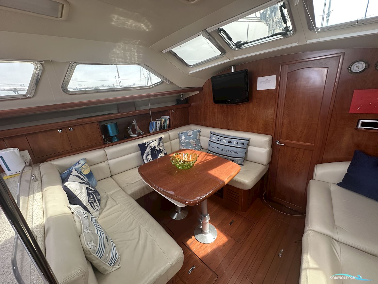 Hunter Legend 41 Deck Saloon
