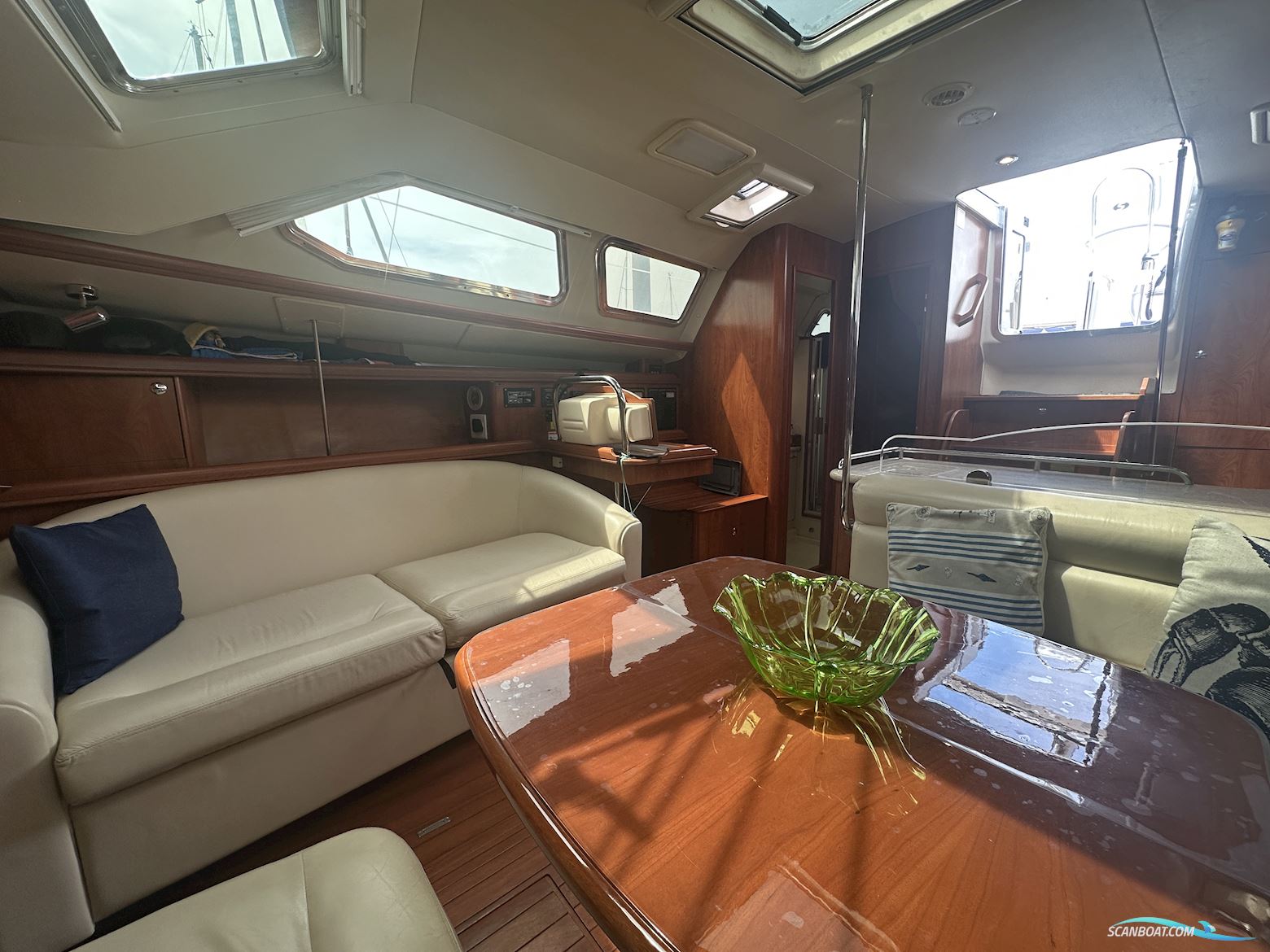 Hunter Legend 41 Deck Saloon