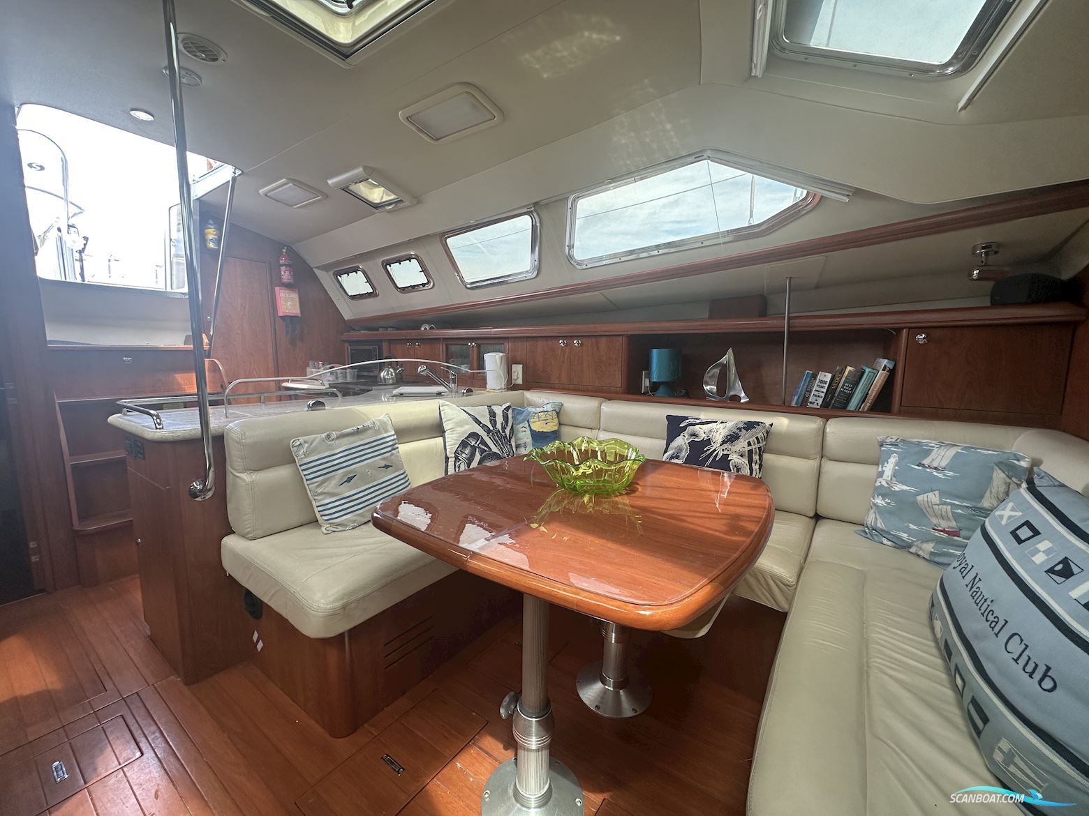 Hunter Legend 41 Deck Saloon
