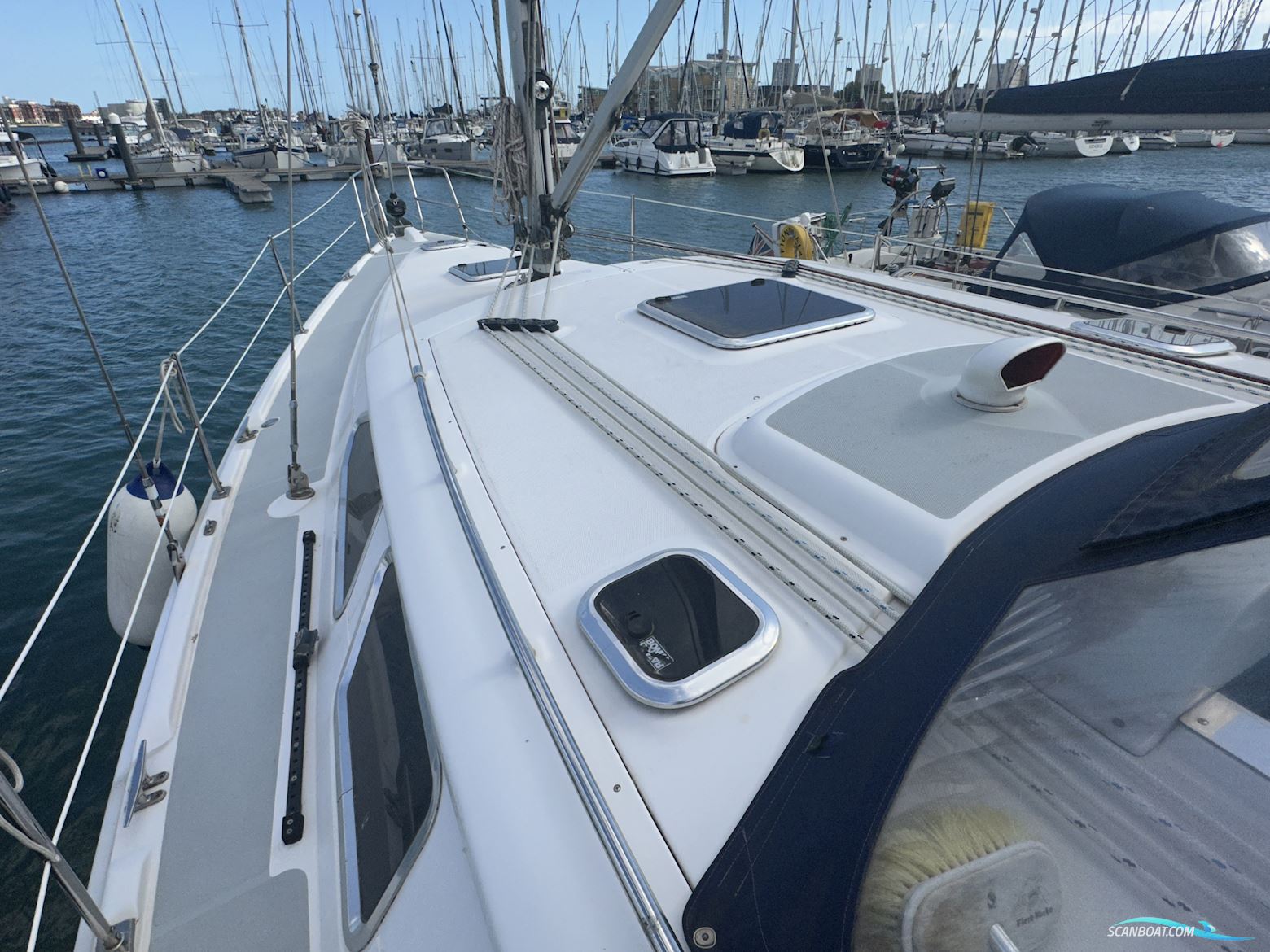 Hunter Legend 41 Deck Saloon