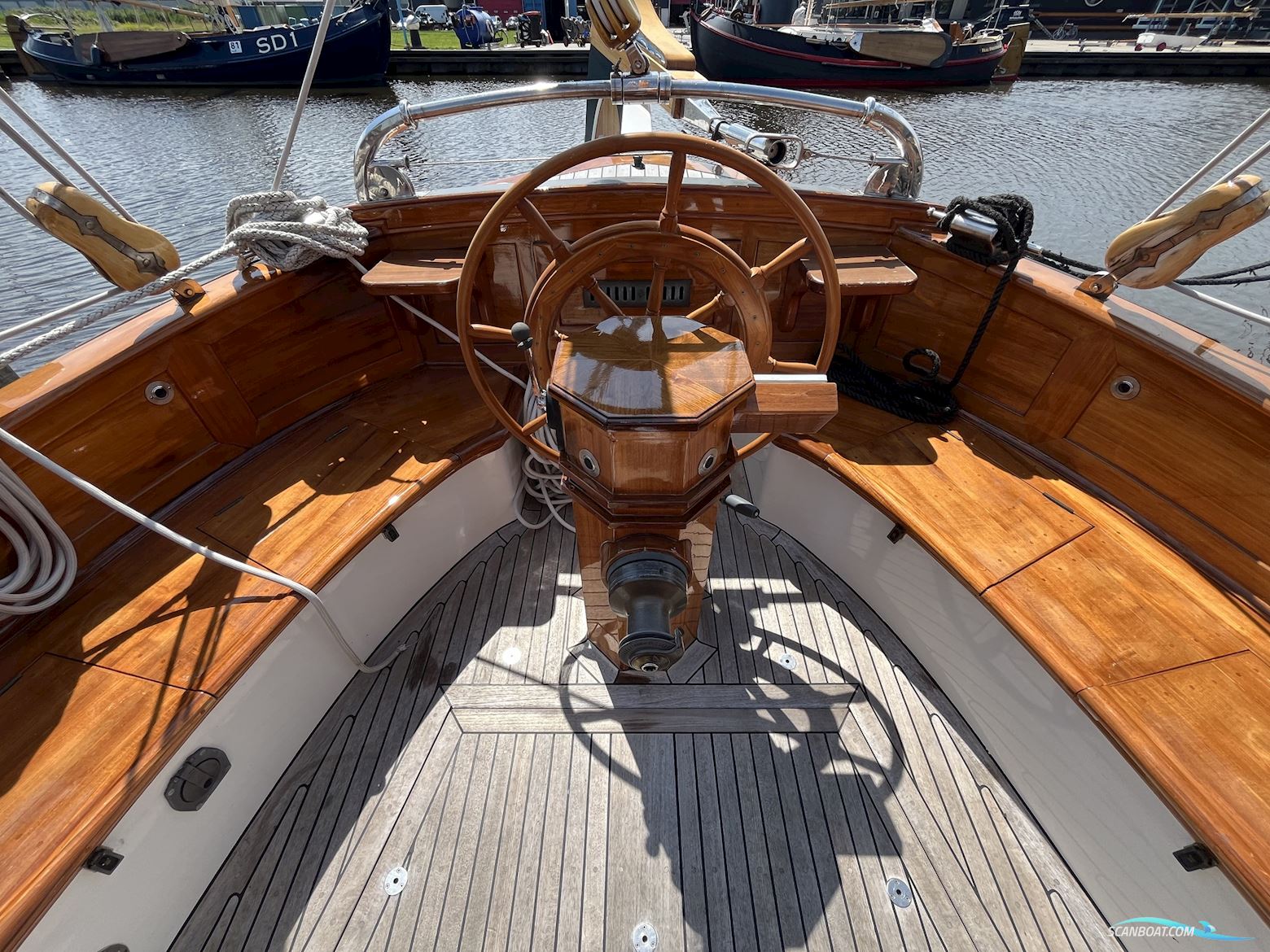 Lemsteraak Zilveren Zwaan - Hoek Design Roefuitvoering