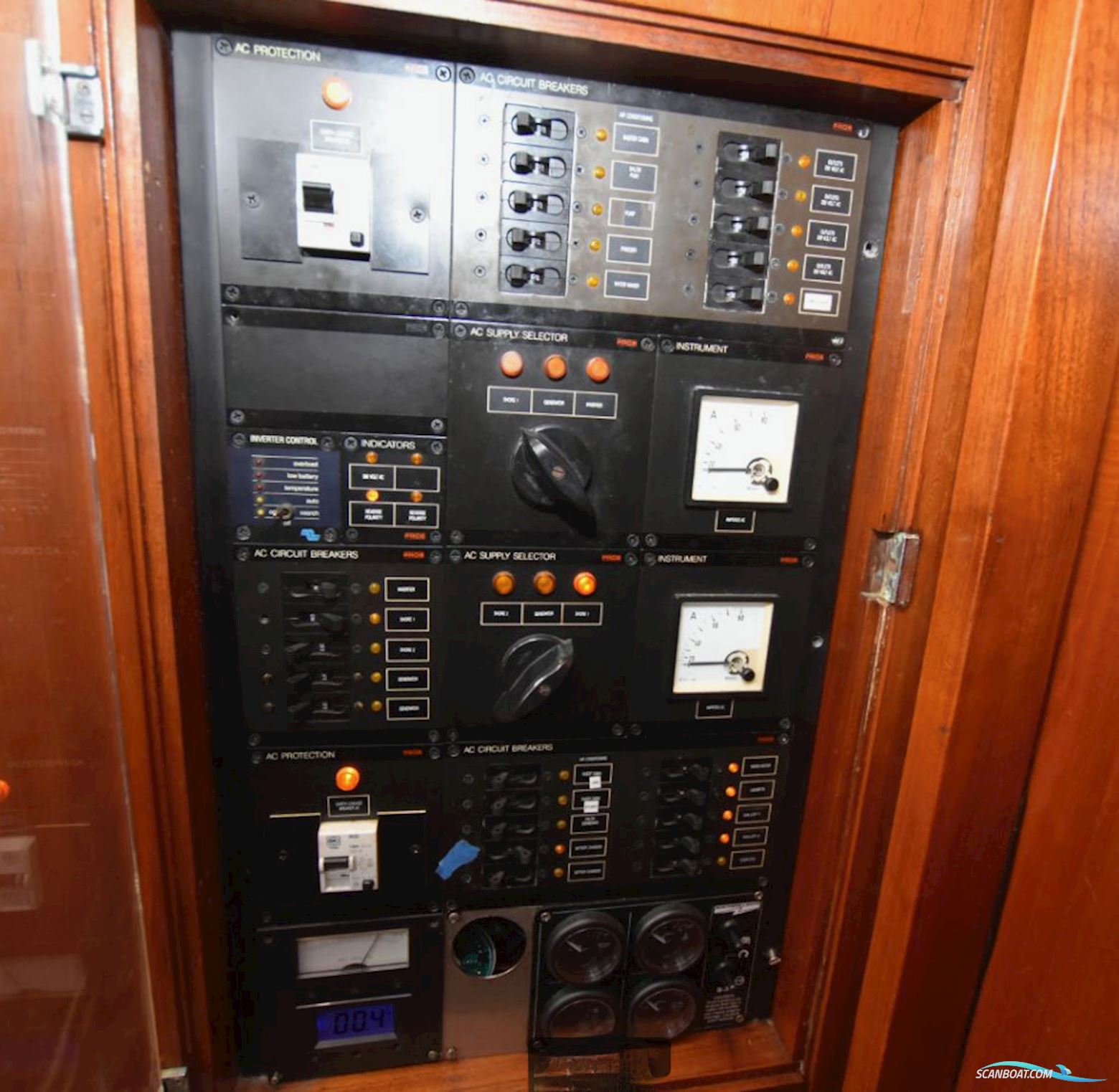 Oyster 80 Deck Saloon