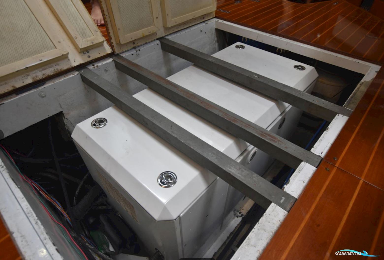 Oyster 80 Deck Saloon