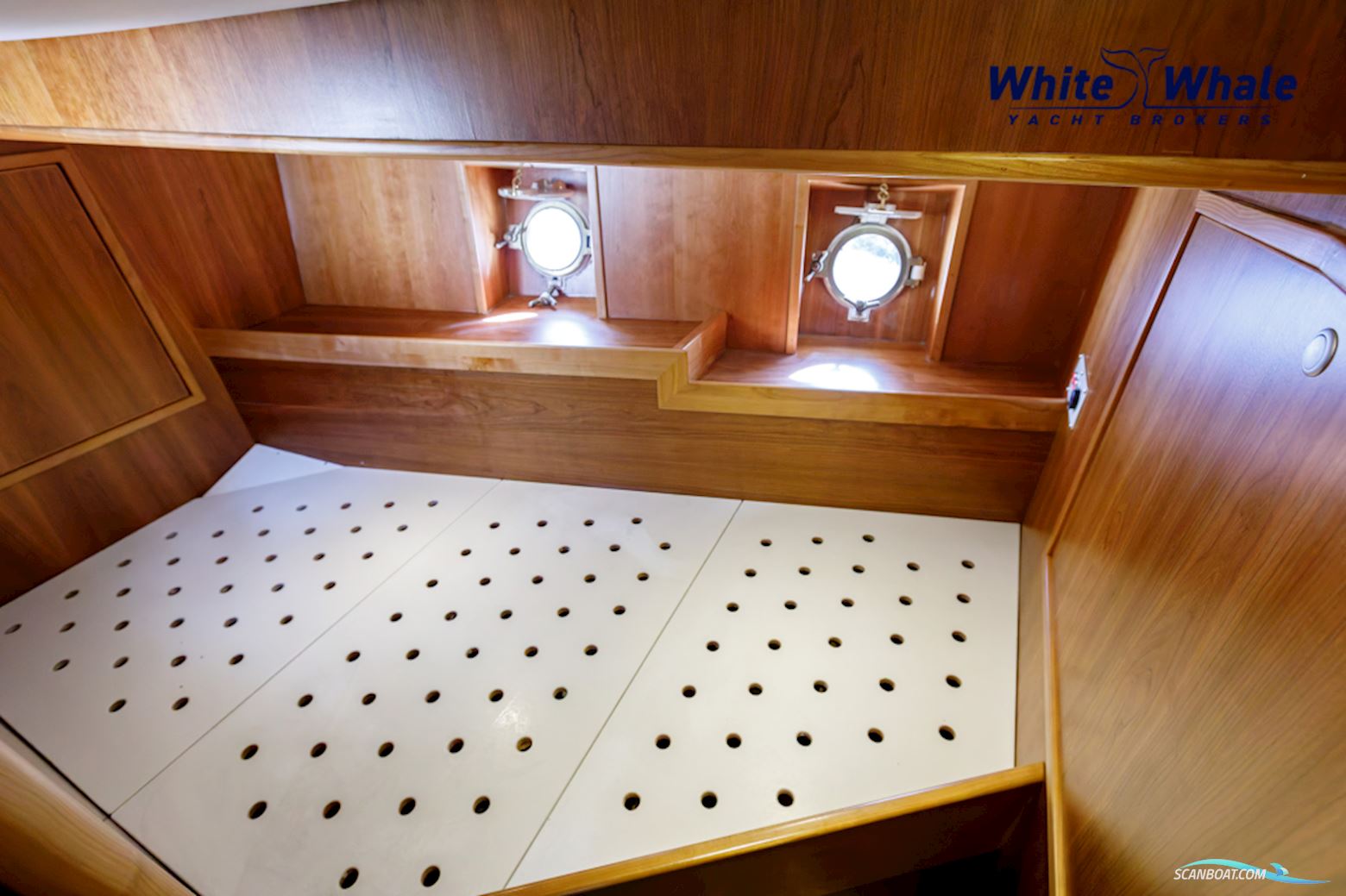 Pieter Beeldsnijder  Stagzeil schoener custom built refit