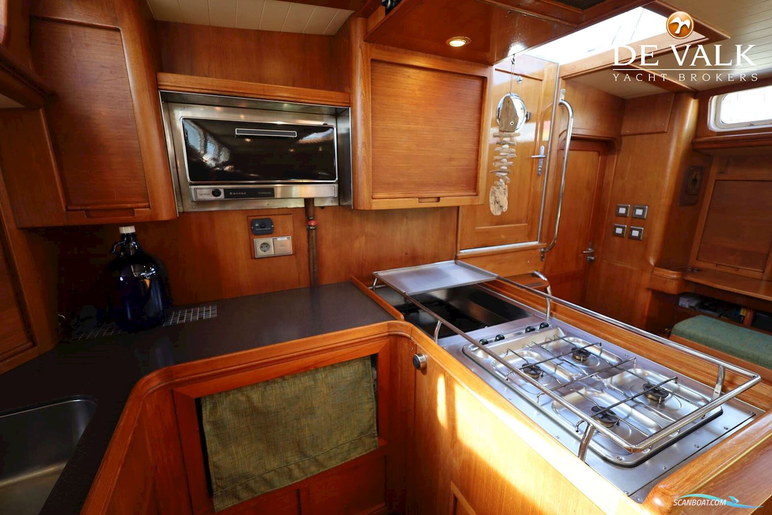 Robert Clark 64 Pilothouse