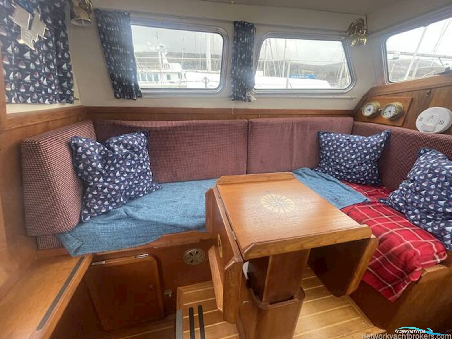 Sovereign 32 Deck saloon