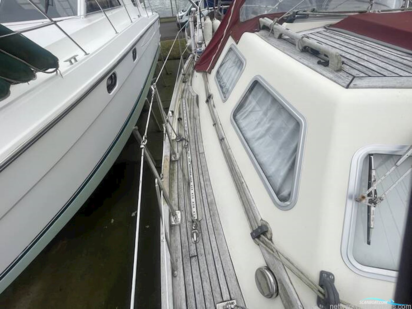 Sovereign 32 Deck saloon