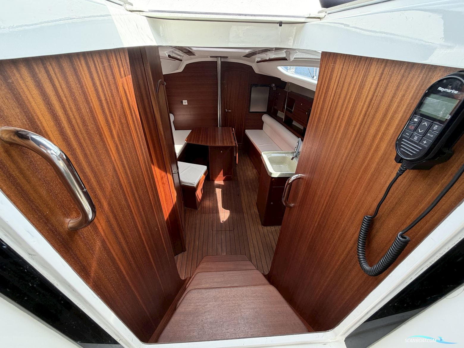 Tango 33 - 3 Cabin