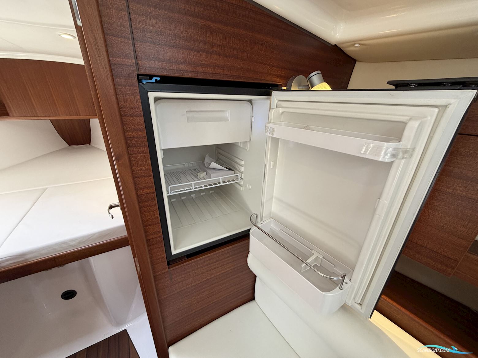Tango 33 - 3 Cabin