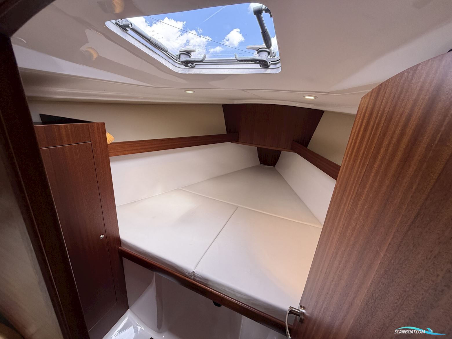 Tango 33 - 3 Cabin