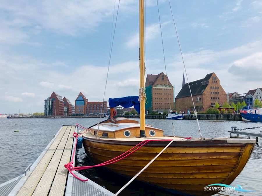 Klassisches Folkeboot mitten in Rostock