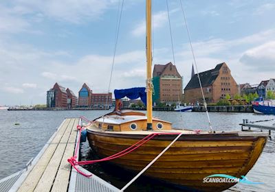 Klassisches Folkeboot mitten in Rostock