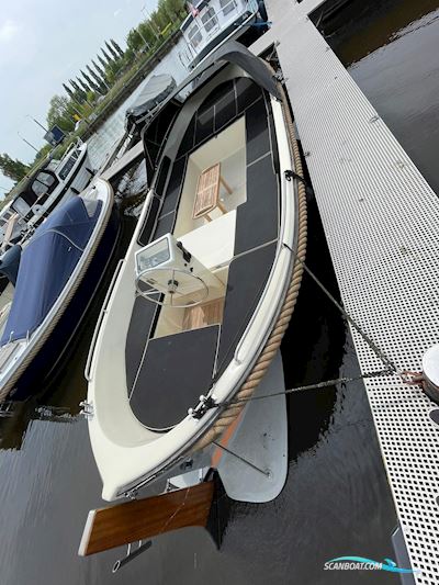 Sloep Kaag Life Boat 740 KLB Motor boat 2006, with YANMAR 3YM30 SCHEEPSMOTOR Nu voor het saaie stukje. De Yanmar 3YM30 ontwikkelt 28,6 pk bij 3600 tpm of 26,9 pk continu bij 3490 tpm uit zijn 1115cc O engine, The Netherlands