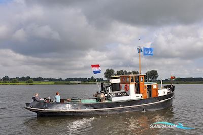 Sleepboot Figore met CBB  Live a board / River boat 1939, with Industrie<br />3VD6 lucht gestart engine, The Netherlands