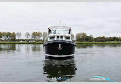 Linssen Grand Sturdy 34.9 AC Motorbåd 2010, med Volvo Penta is een Zweeds merk dat wereldwijd bekendstaat om betrouwbare en krachtige scheepsmotoren en aandrijfsystemen. Ze leveren zowel diesel- al motor, Holland