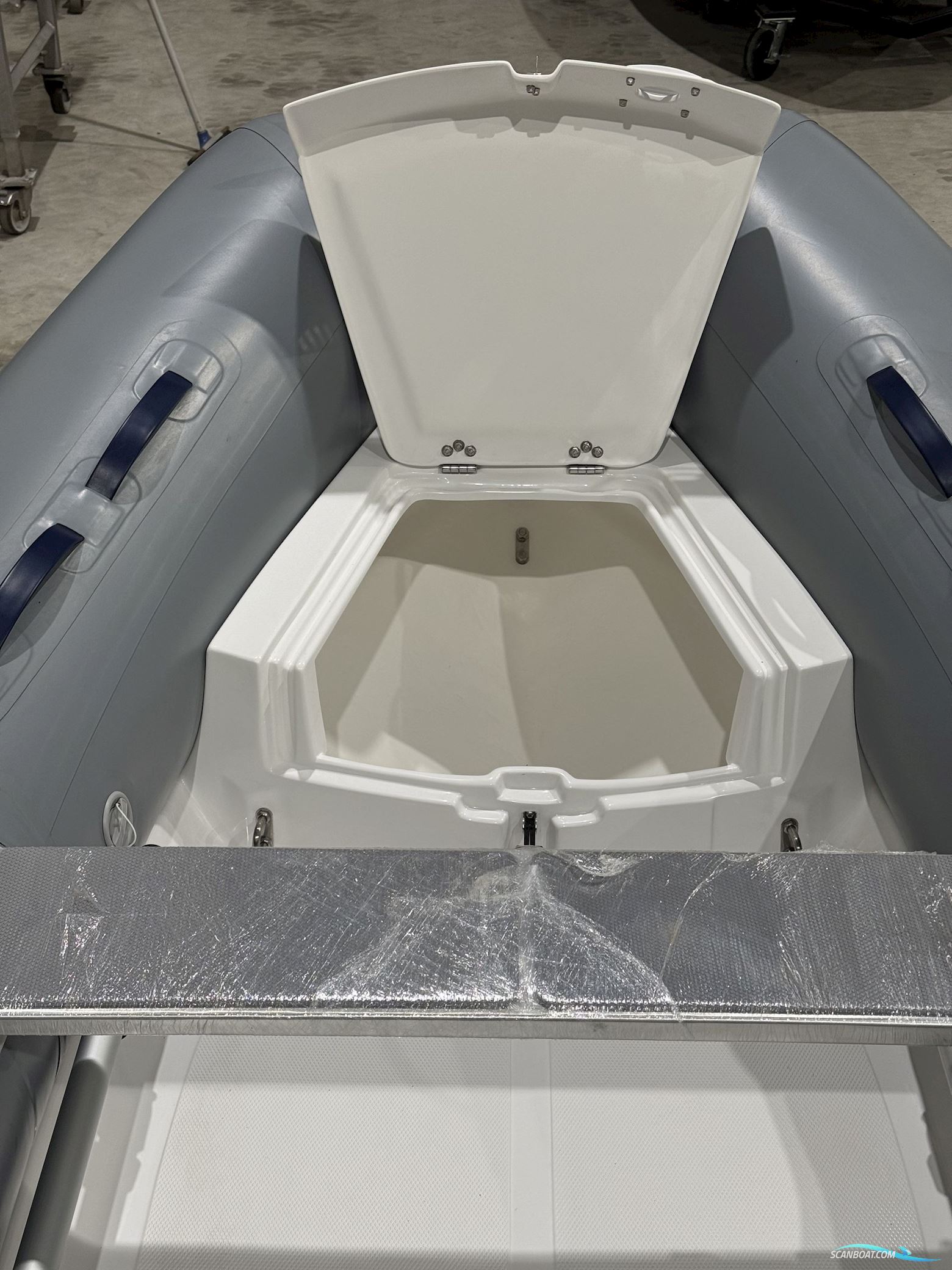 Navigo 10 VS Neptune Grey W Blue Line