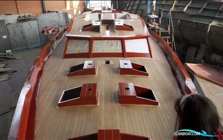 43ft Deck Saloon