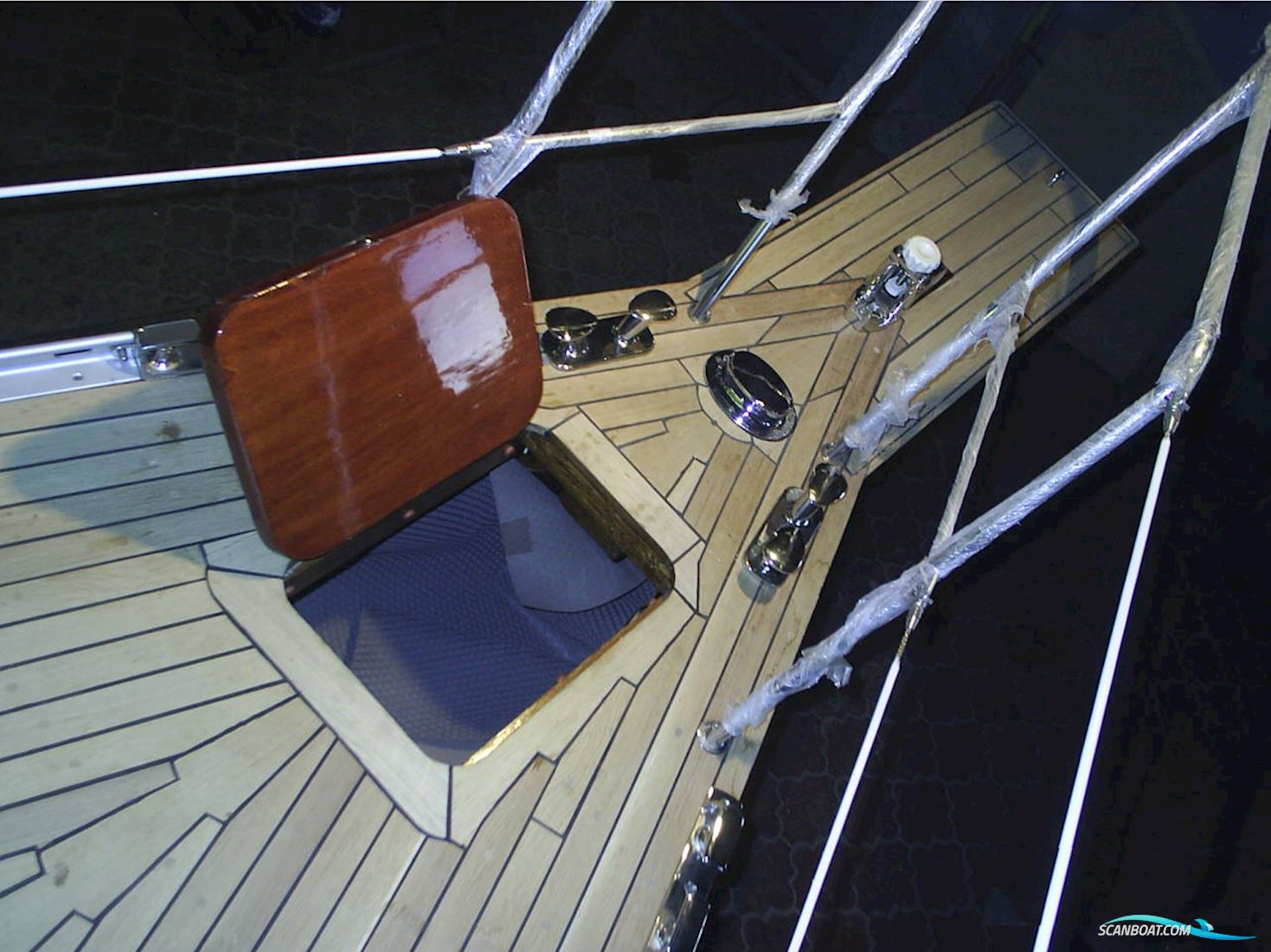 43ft Deck Saloon