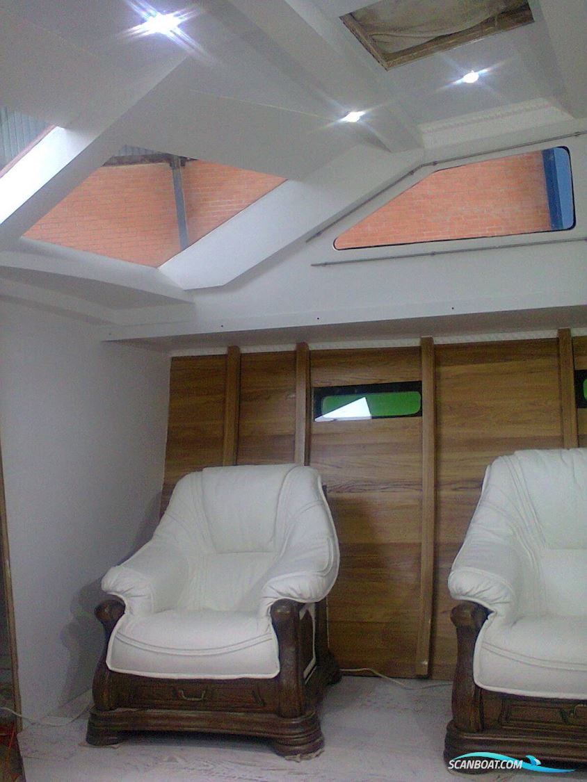 43ft Deck Saloon