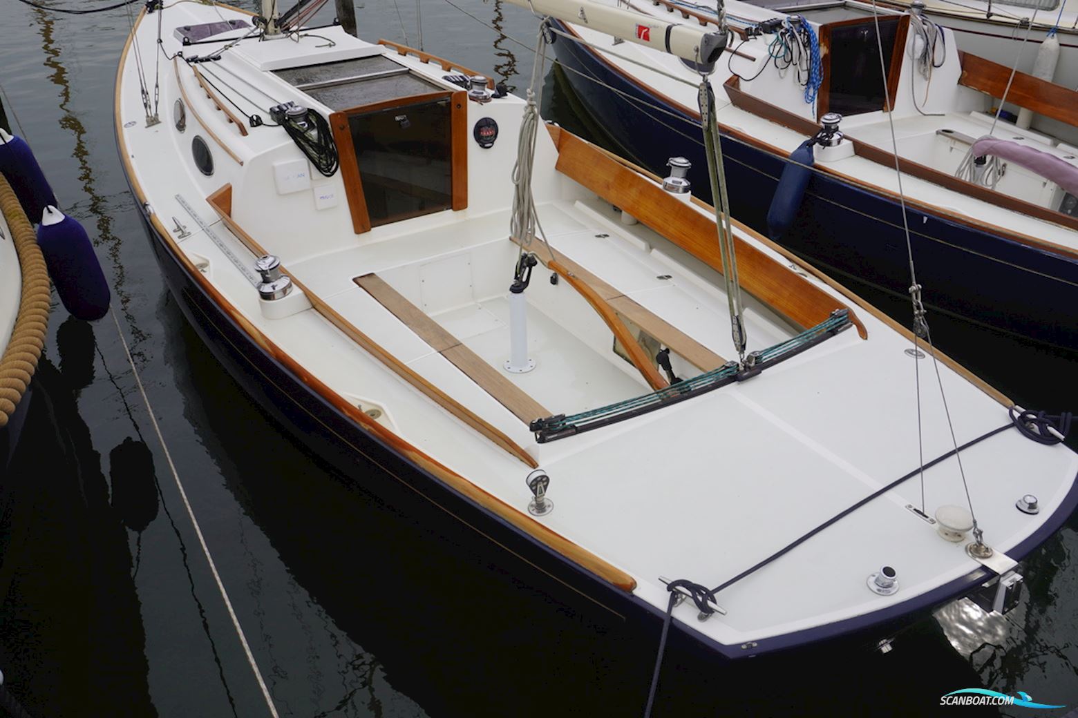 Alerion Express 28