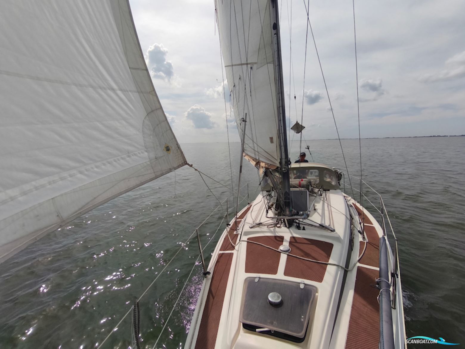 Bavaria 890