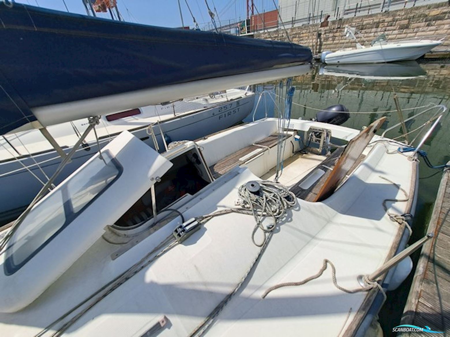 Beneteau First 211