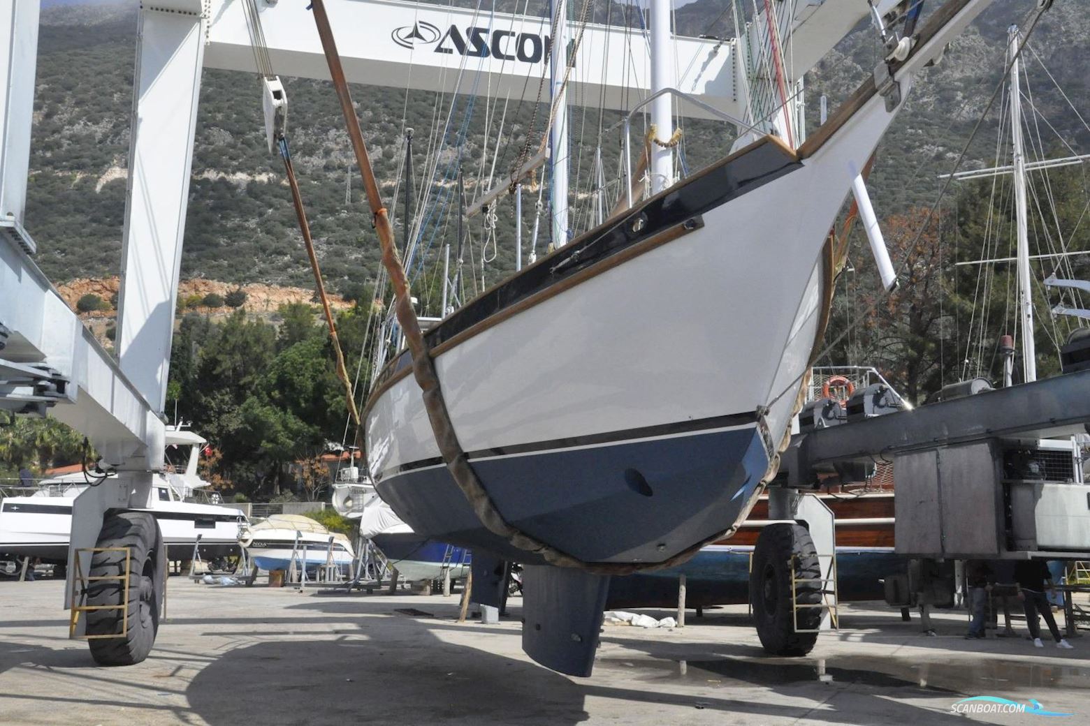 Custom Built Hout bay 40