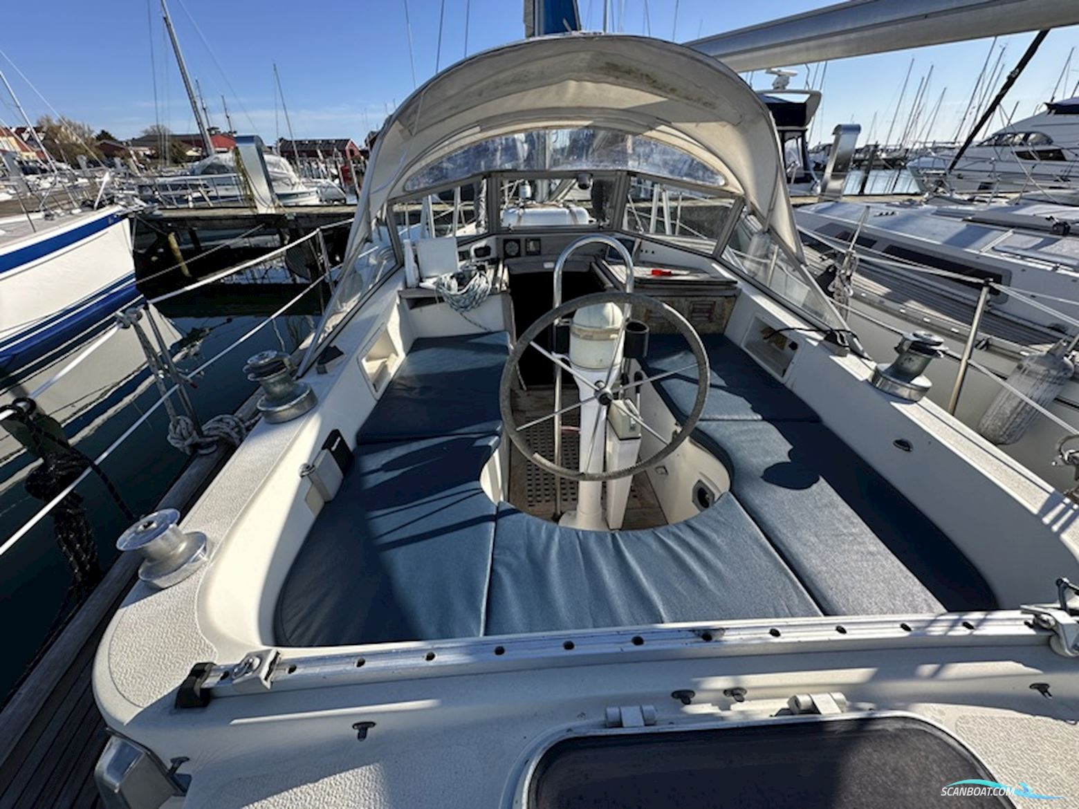 Hallberg Rassy 352