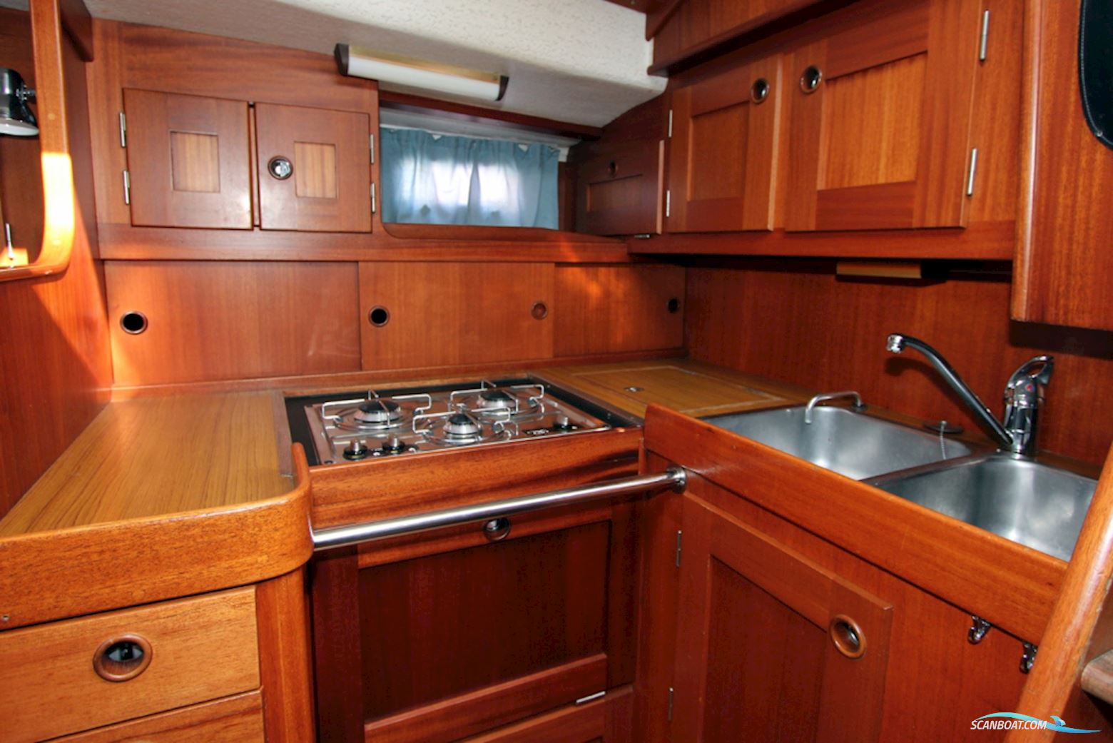 Hallberg Rassy 352