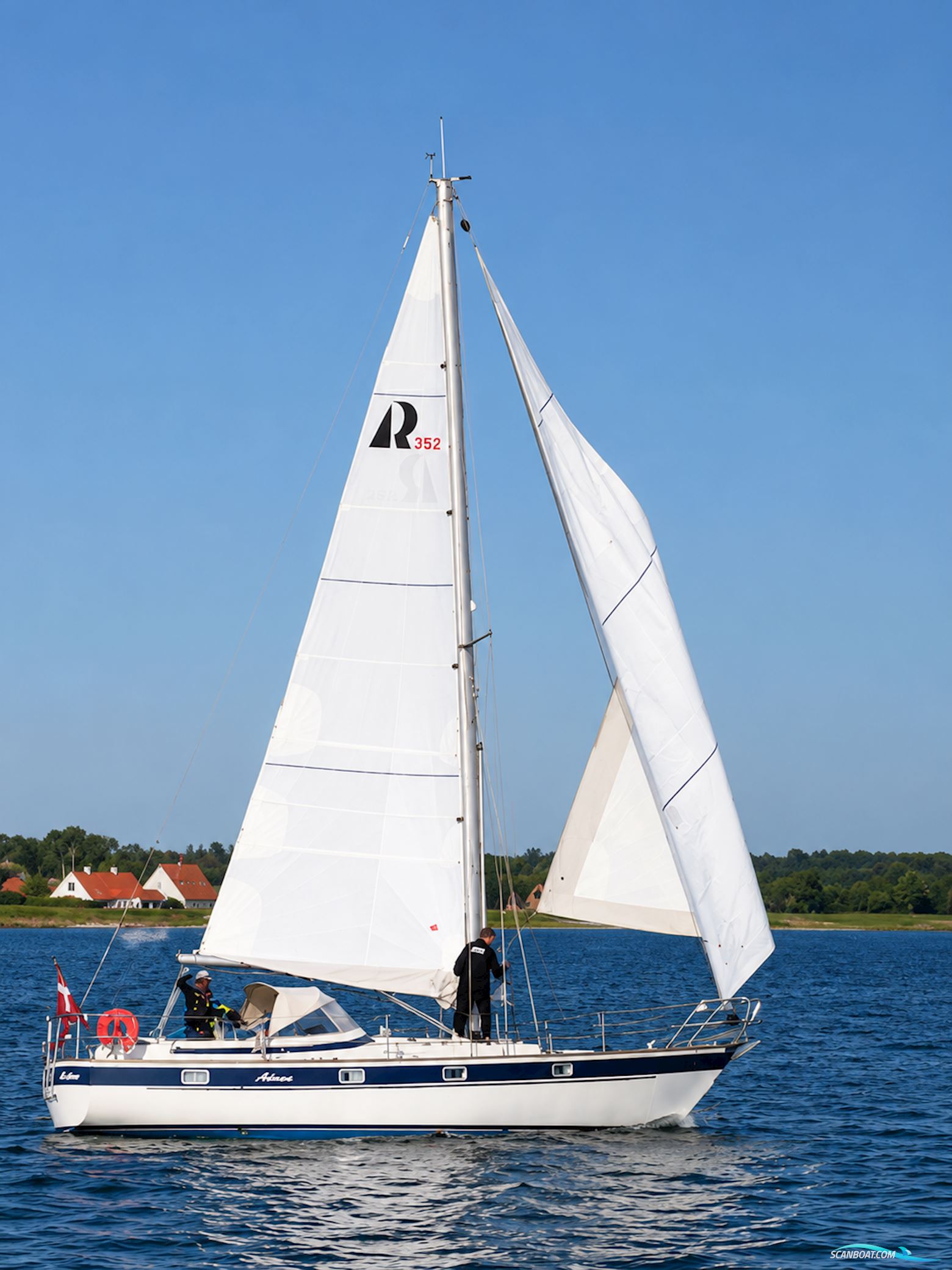Hallberg Rassy 352