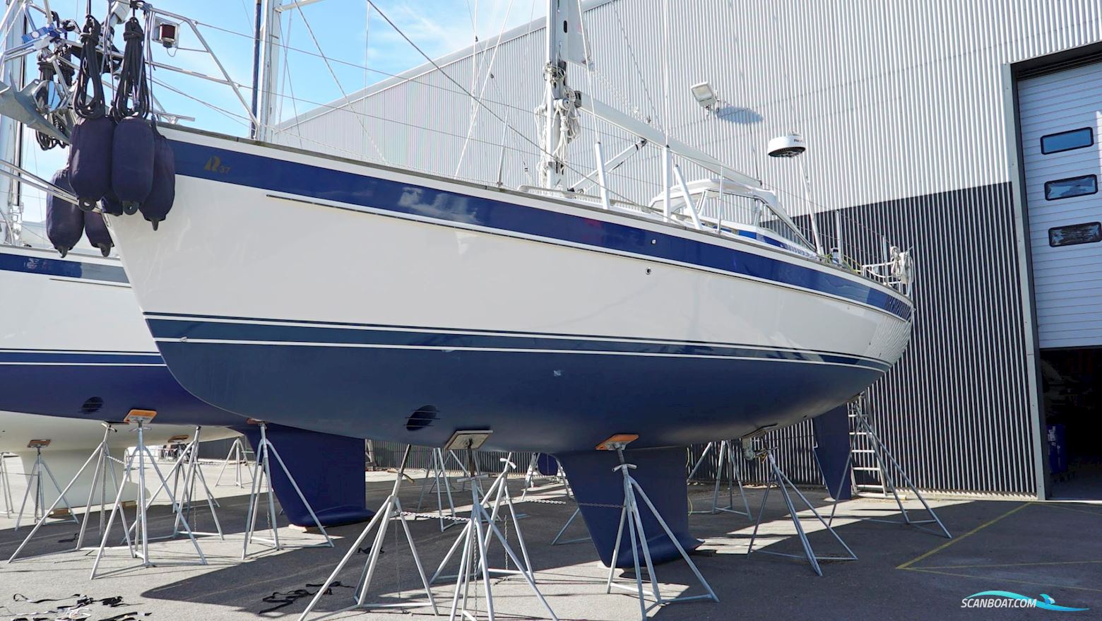 Hallberg-Rassy 37