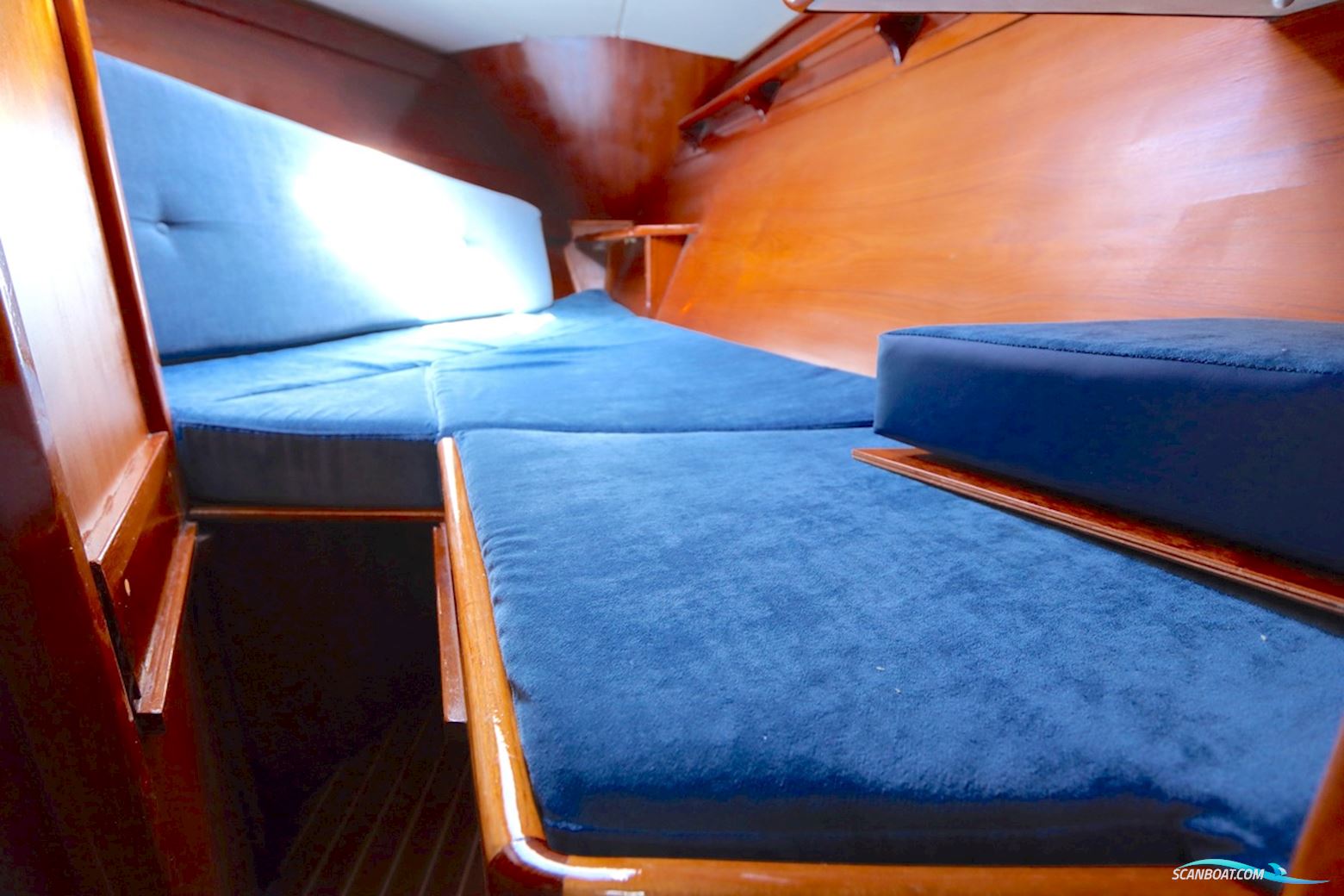 Holman & Pye Red Admiral 36