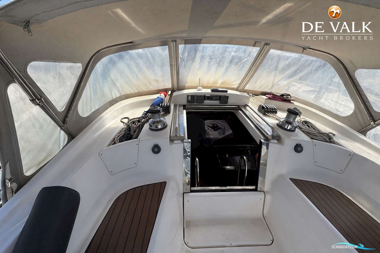 Hunter 50 Center Cockpit