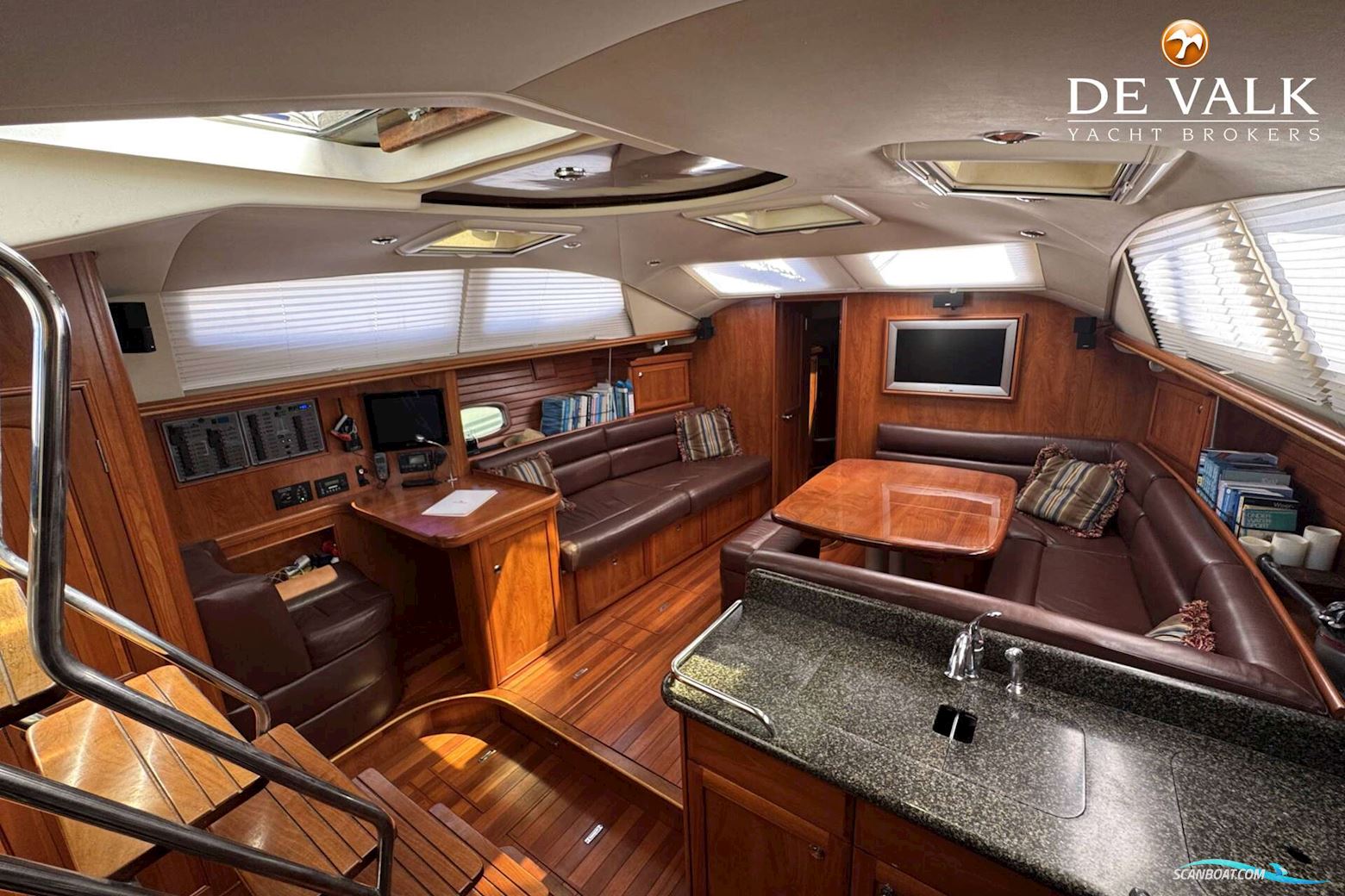 Hunter 50 Center Cockpit