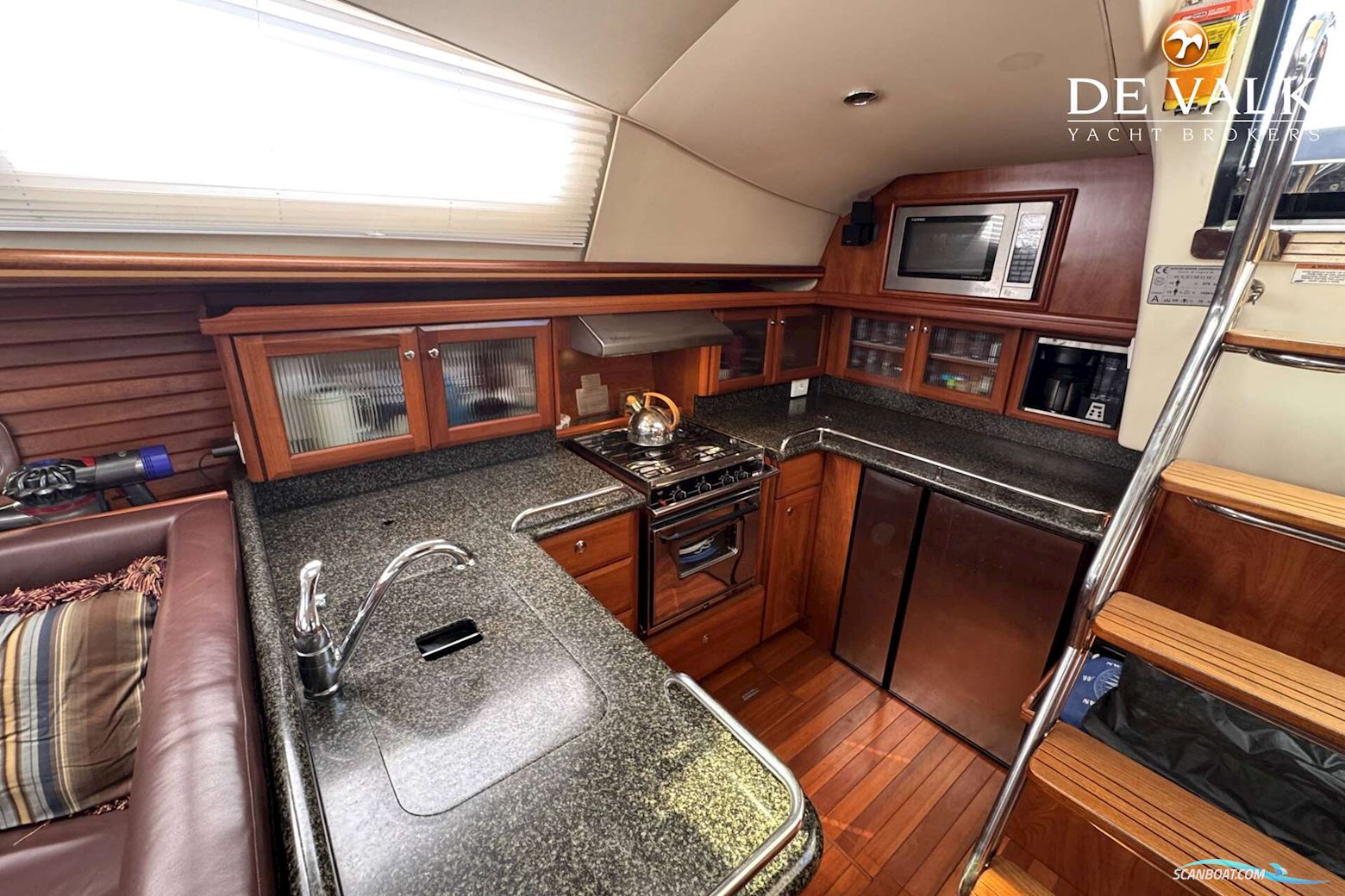 Hunter 50 Center Cockpit