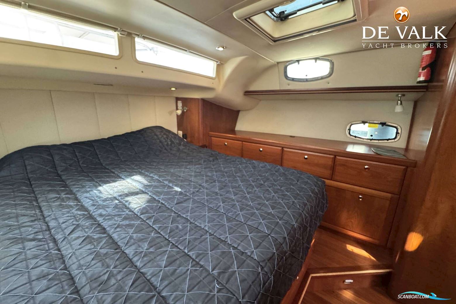 Hunter 50 Center Cockpit