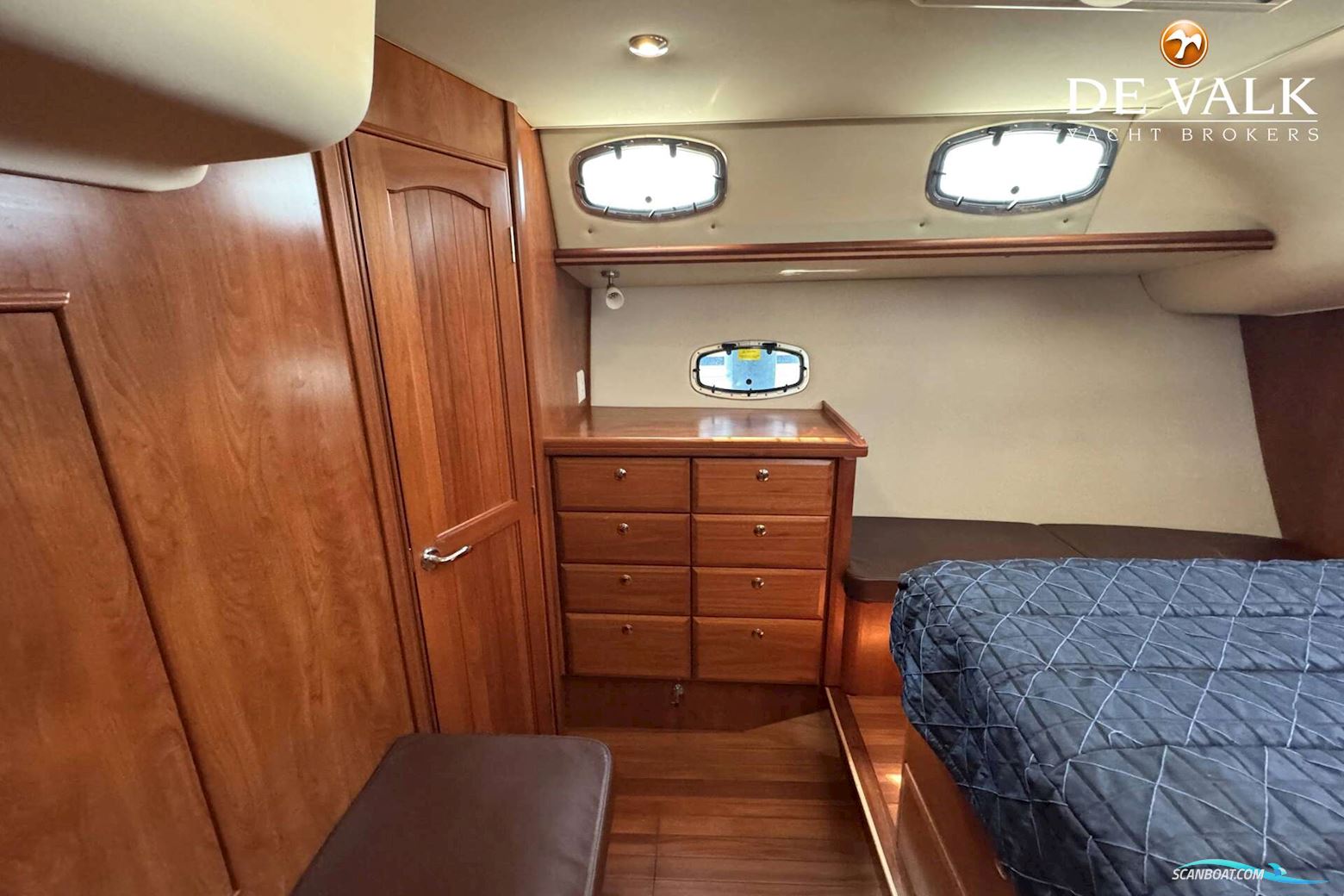 Hunter 50 Center Cockpit