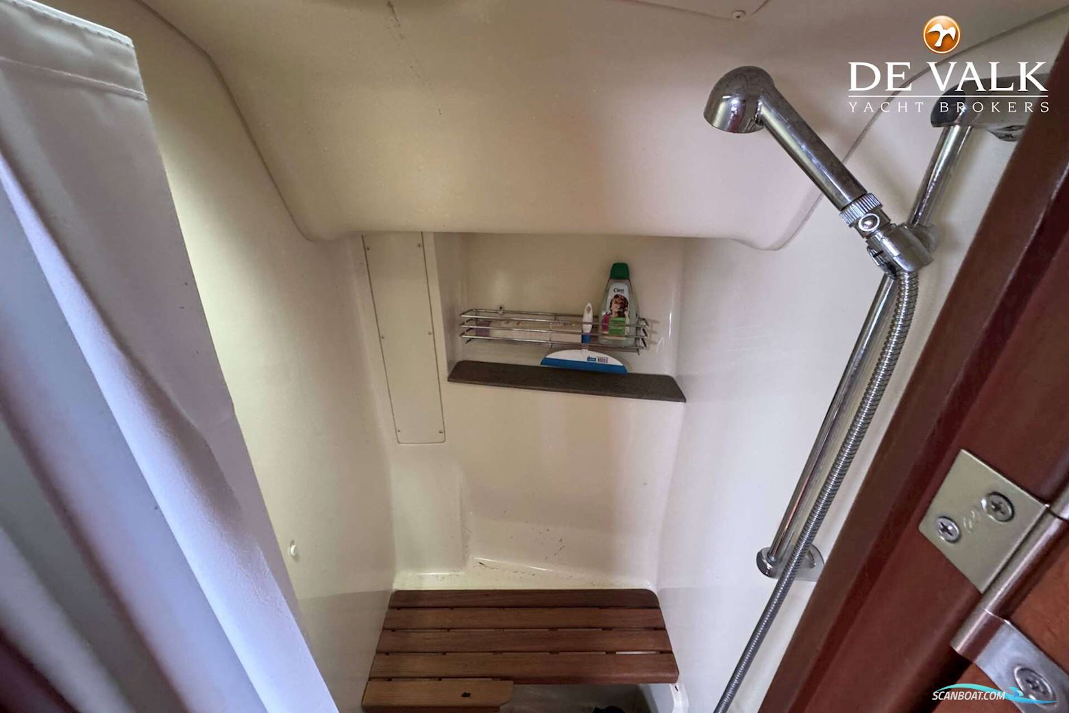 Hunter 50 Center Cockpit