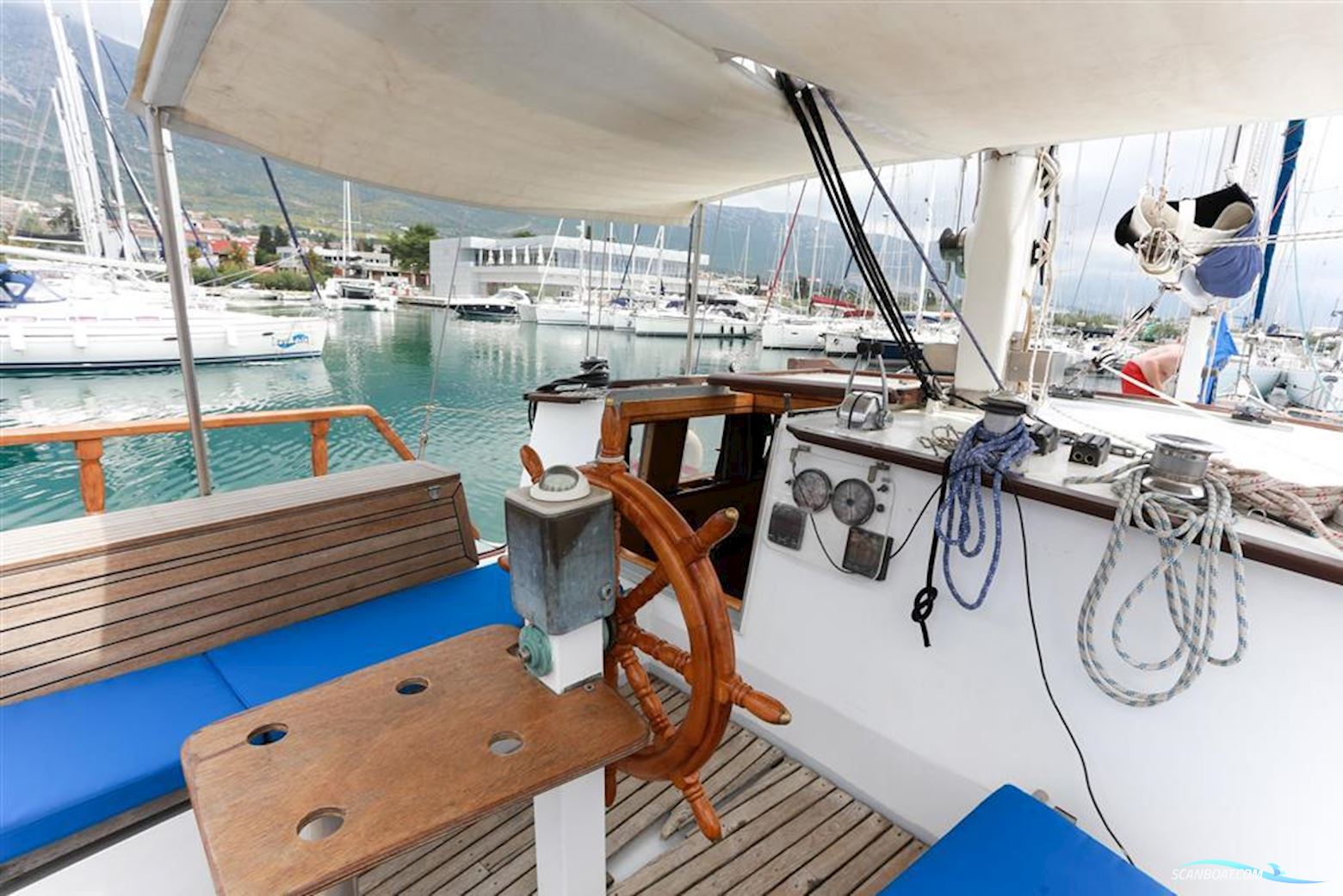 KETCH PILOTHOUSE 49
